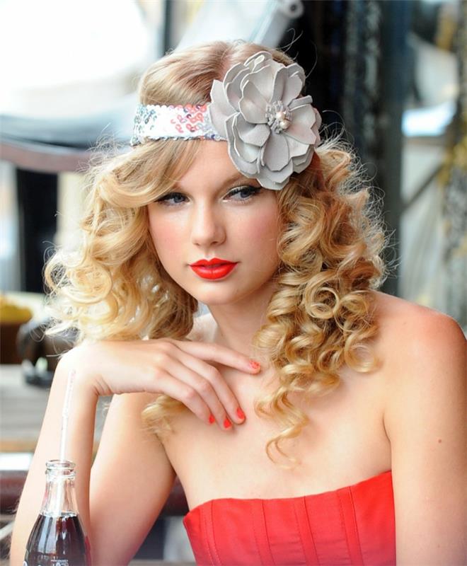 rdeča obleka brez naramnic, Taylor Swift, roantična ličila, naglavni trak z veliko rožo