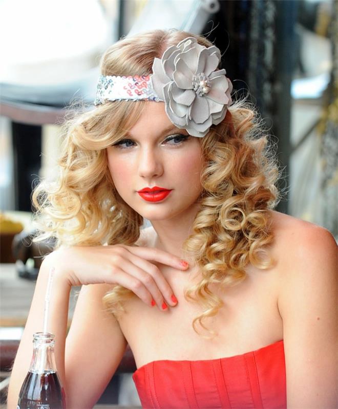 rdeča obleka brez naramnic, Taylor Swift, roantična ličila, naglavni trak z veliko rožo