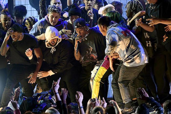 Traviso Scotto No Noystopers nuotrauka, gyvai koncertuojanti scenoje „Grammy“ apdovanojimų ceremonijoje, apsupta žiūrovų
