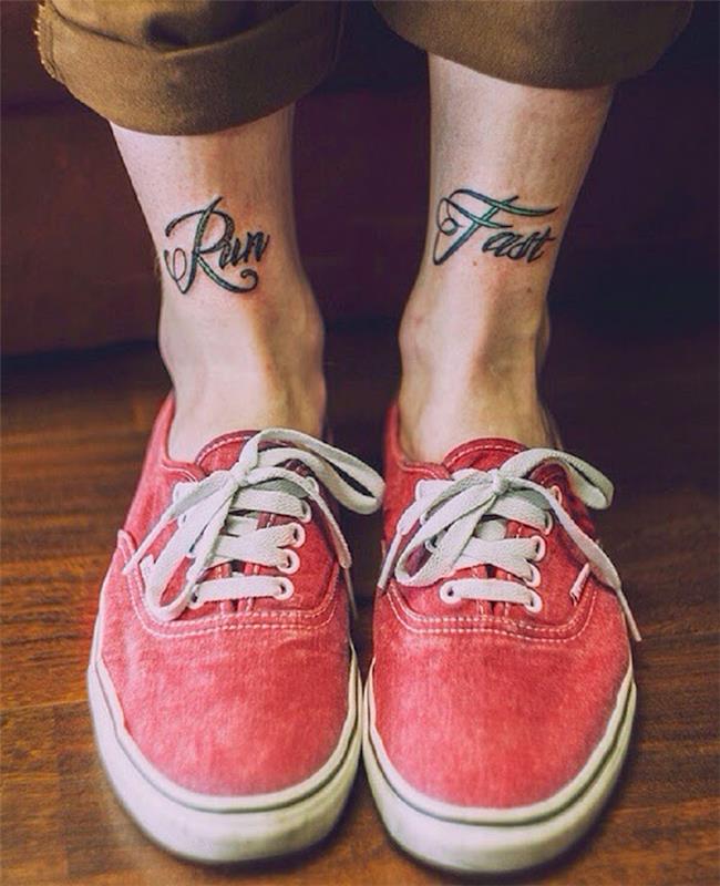 Navdihujoča tetovaža za moškega gležnja, ki piše pred stopalom