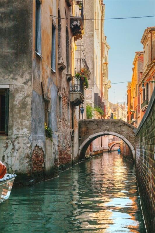 Venedik-ziyaret edilmesi gereken-köprü-ve-evler-yeniden boyutlandırılmış