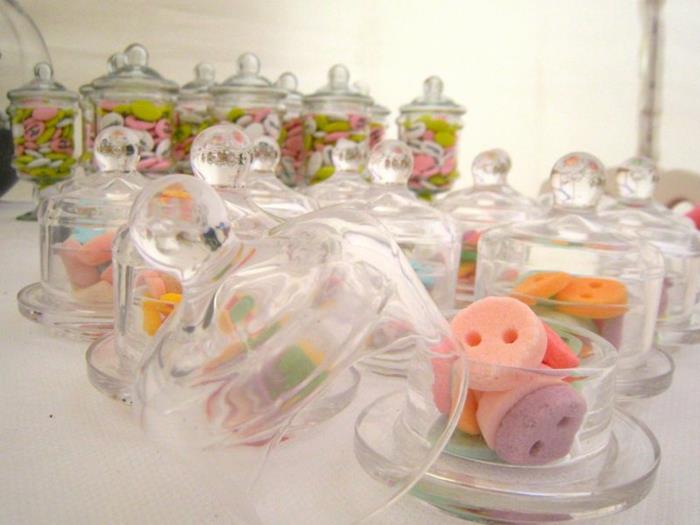 Steklena-bonbonska-škatla-kreativna-ideja-za-dekoracijo-steklena-kozarec-bonboni-različnih barv