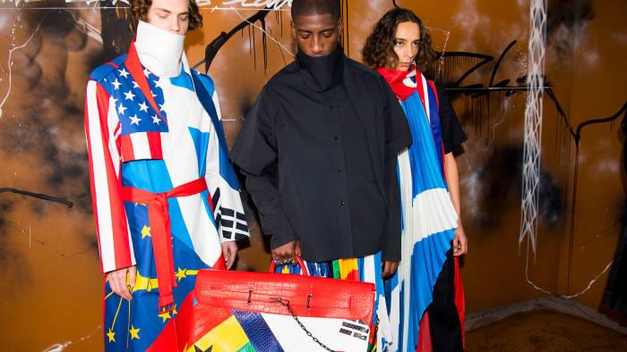Louis Vuitton ve da Virgil Abloh, Paris 19 moda haftasında sunulan 2019 kış koleksiyonundan Michael Jackson'dan ilham alan parçaları geri çekecek.