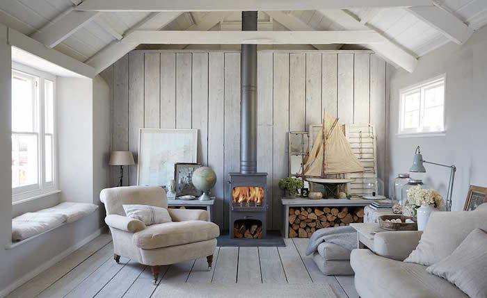 Skandinaviško stiliaus baldai šiaurietiško dizaino medinei vasarnamio svetainei