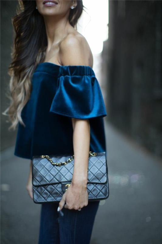 abbigcemento-casual-chic-maglietta-spalle-scoperte-žamet-colore-blu-abbinamento-blu-jeans-borsa-clutch-pelle-nera