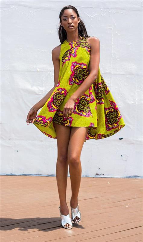 Abiti africani colorati, vestito estivo giallo, ragazza con capelli neri lisci, scarpe argento tacchi
