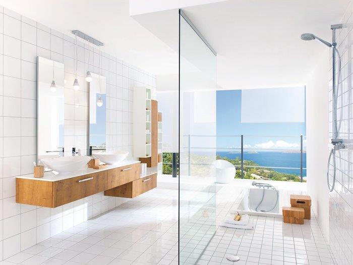 Čudovit pogled na morje iz lesene in bele kopalnice, najlepše moderne kopalnice, model sobe