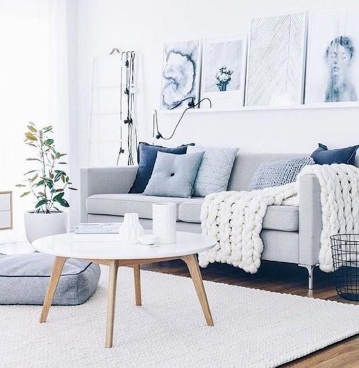 spalvos, derančios su pilka, pilka sofa, balta antklodė, mėlynos pagalvės, medinis kavos staliukas, baltas kilimas