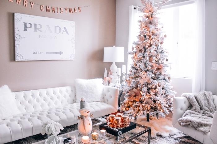 Beyaz ve pembe renkte dekore edilmiş Noel ağacı modeli, beyaz ve gri mobilya ve nesnelerle moda ve çekicilik temasında kadınsı bir oturma odasının nasıl dekore edileceğine örnek,