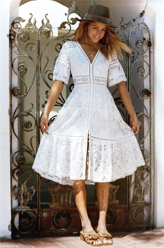 hippi şık kadın nasıl giyilir fikri, çiçek nakış detaylı orta uzunlukta beyaz elbise modeli