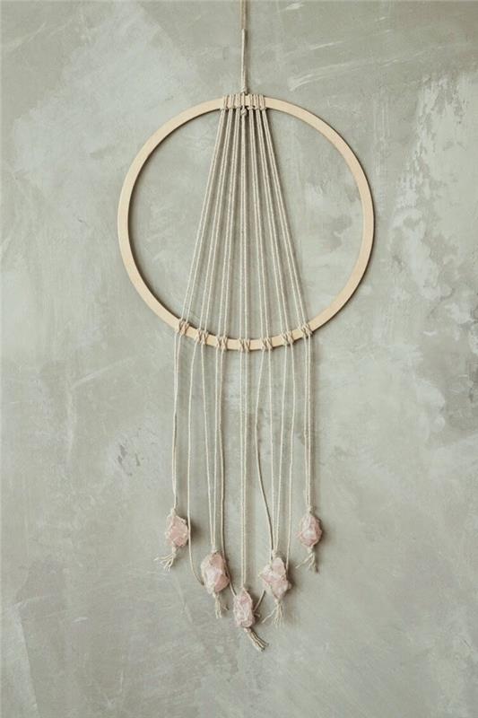 dekorativni pripomoček ročno izdelan lovilec sanj v minimalističnem slogu preprost model vzmetenje vrvi rožni kremen