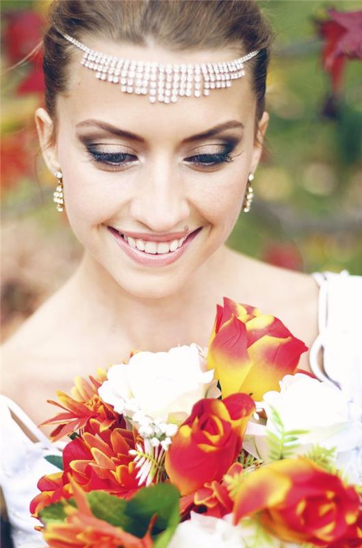 hafif dumanlı göz efekti ve ten rengi bir ağız ile muhteşem bir düğün makyajı