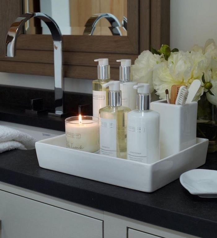 banyo dekorasyonu ve beyaz rafların yenilenmesi için banyo dekorasyon aksesuarı fikri güzellik ürünleri depolama