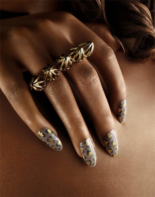 ideja za gel nail nail deco sivo podlago z risbami živalskega dizajna v črni in zlati barvi, zlat model nakita za prste