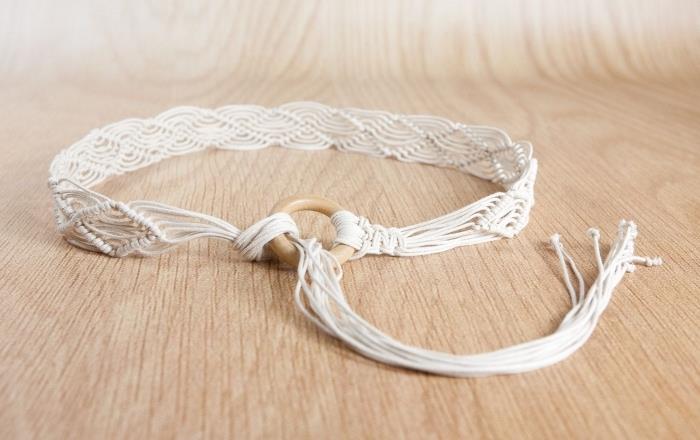 enostaven model vozla makrame, primer diy zapestnice v beli vrvi z lesenim obročem, ideja ročno izdelanega nakita