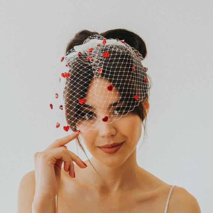 rinkitės originalų vestuvių aksesuarą, kad gautumėte unikalią viziją, dailų vestuvinį šydą ir bandelę su peteliškėmis