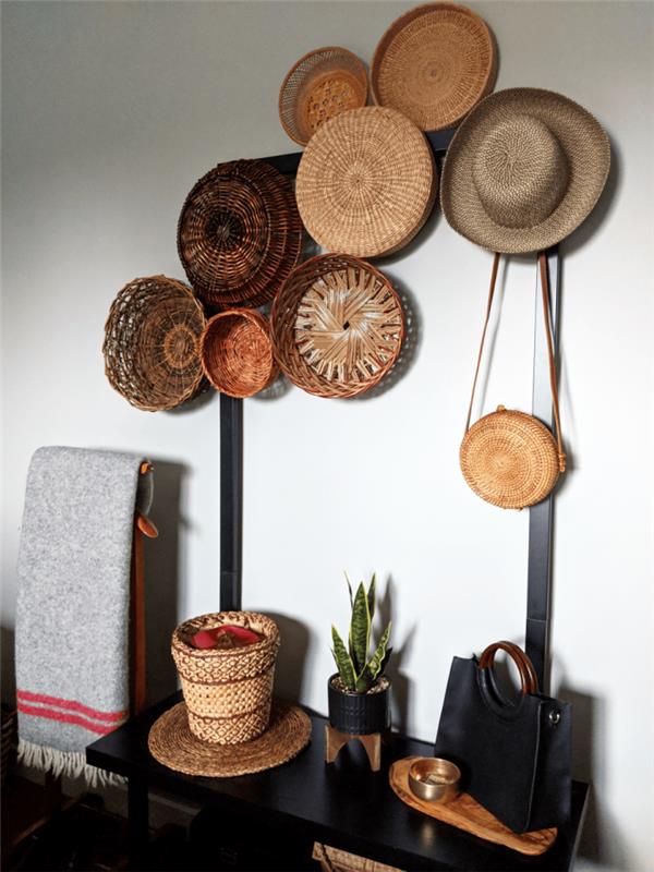 pavyzdys, kaip padaryti sieną rotango krepšyje ir šiaudines skrybėles, bohemiškas miegamojo dizainas su juodos medienos baldais