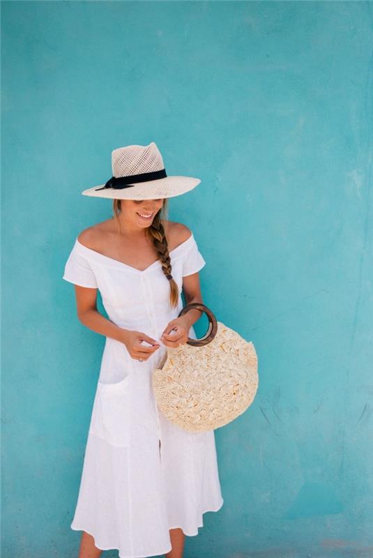 orta boy beyaz elbise, şapka aksesuar fikri ve nötr renklerde çanta ile nasıl güzel giyinilir