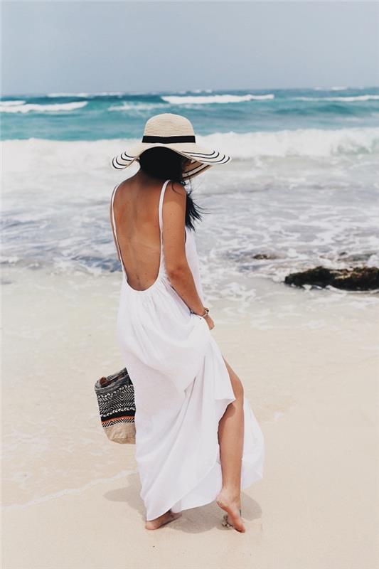 kako se obleči za plažo z dolgo belo obleko z odprtim hrbtom in naramnicami, kakšni dodatki za počitnice na morju