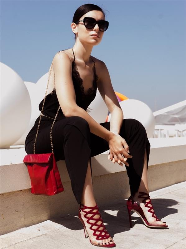 askılı siyah kadın tulumu nasıl giyilir, kırmızı çanta ile kombinlenen kırmızı sandalet modelleri