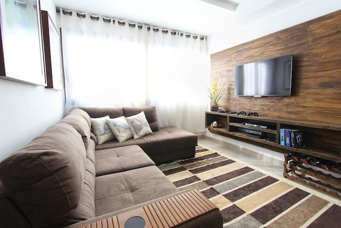 gri, kahverengi ve bej halı üzerinde gri köşe kanepenin önünde tv, ahşap duvara tv nasıl asılır