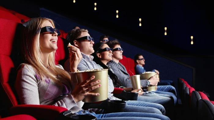 kaj storiti, ko je dolgčas s prijateljem, film v kinu, škatla za kokice, 3d očala, blondinka