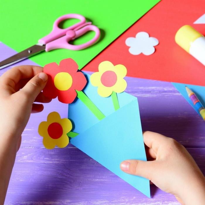 Anneler Günü için çocukların el yapımı etkinliği, renkli kağıttan yapılmış bir buket çiçek şeklinde kendin yap anne kartı