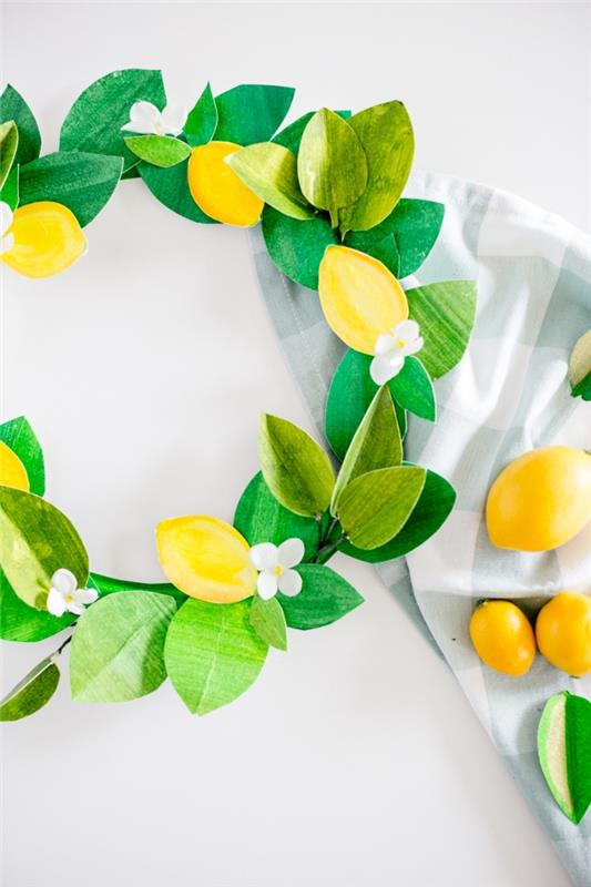 scrapbooking kağıdında yaprak ve limon ile diy dekoratif çelenk, kolay ve hızlı anaokulu manuel aktivite fikri