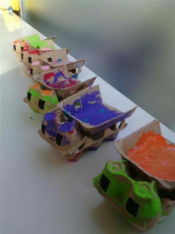yumurta kutusu ile manuel aktivite, yumurta kutularında renkli kamyonlar