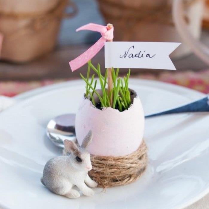 masa isimliği, germoire, çimen, ip, porselen tavşana dönüştürülmüş renkli bir yumurta kabuğu