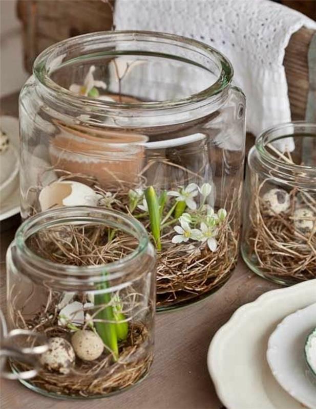 masa dekorasyonu, merkez parçası, samanla dolu cam kavanozlar, taze çiçekler ve yumurta kabuğu