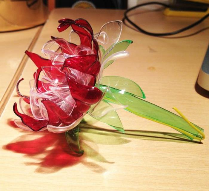 manuel aktivite geri dönüşüm plastik şişe, şişeli kırmızı çiçekler