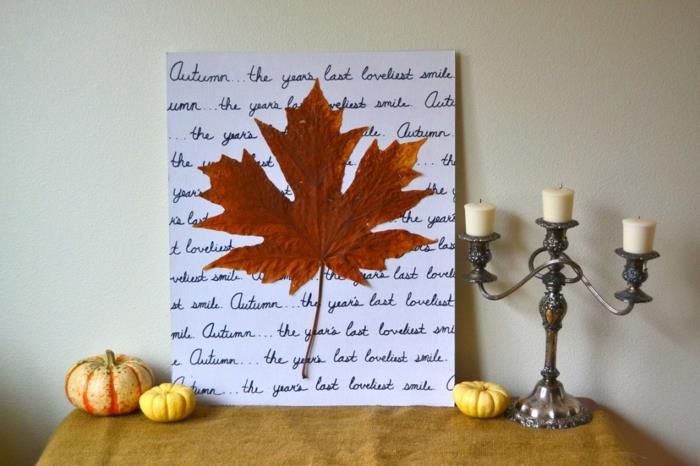 diy jesenski beli list z besedilom o jeseni in listom odmrlega drevesa, svečnikom in bučami