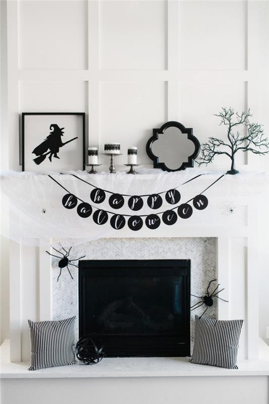 iç dekorasyon, mermer şömineli ve siyah kapılı beyaz duvarlı oturma odası, beyaz ve koyu gri çizgili dekoratif minderler