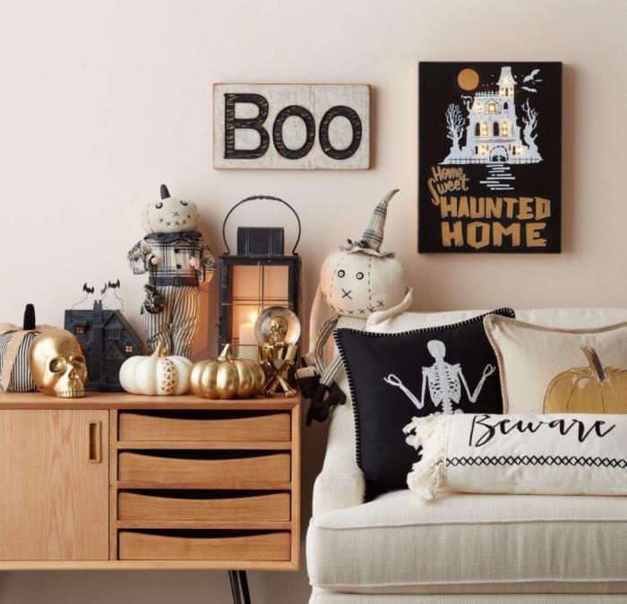 Evinizi Cadılar Bayramı için nasıl dekore edeceğinize dair ipuçları, beyaz kanepeli oturma odası ve siyah ve altın Halloween nesnesi ile dekore edilmiş ahşap mobilyalar