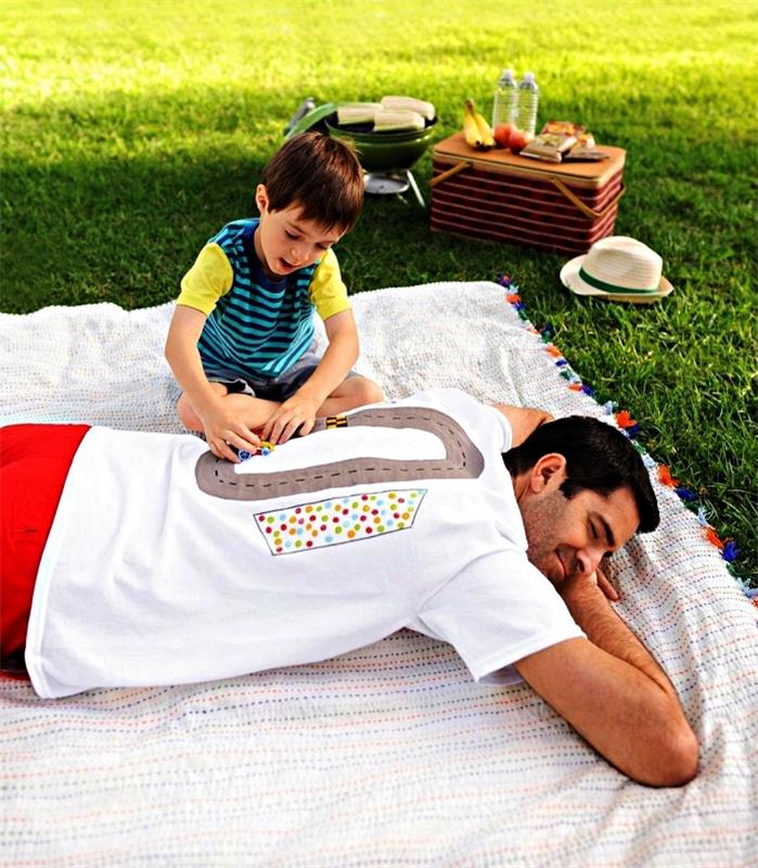Arkada araba devresi olan kişiye özel tişört, minikler için Babalar Günü için eğlenceli aktivite