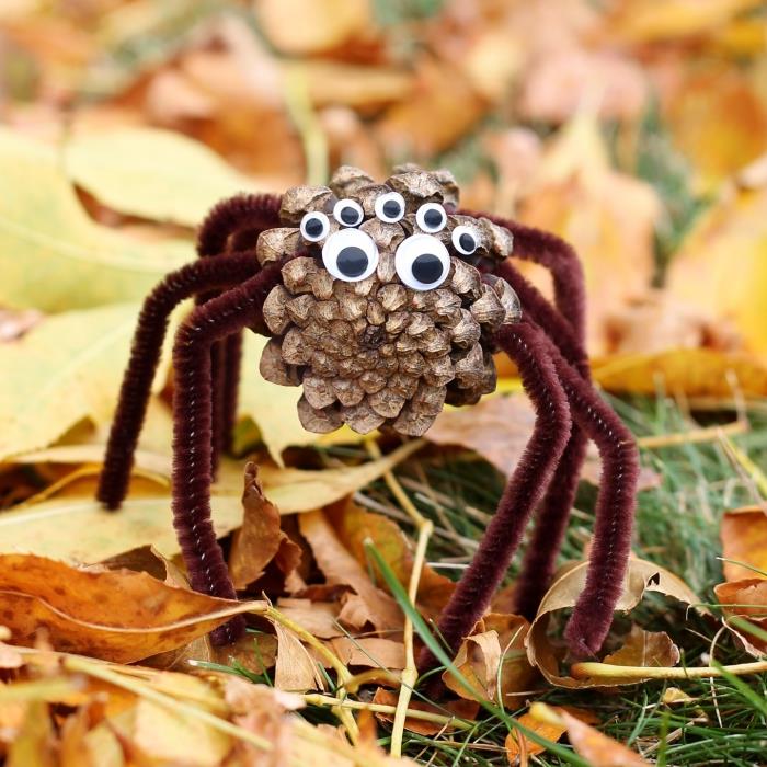 çam kozalakları ile yapımı kolay örnek, çam kozalağı örümcek tasarımlı hayvan figürü modeli