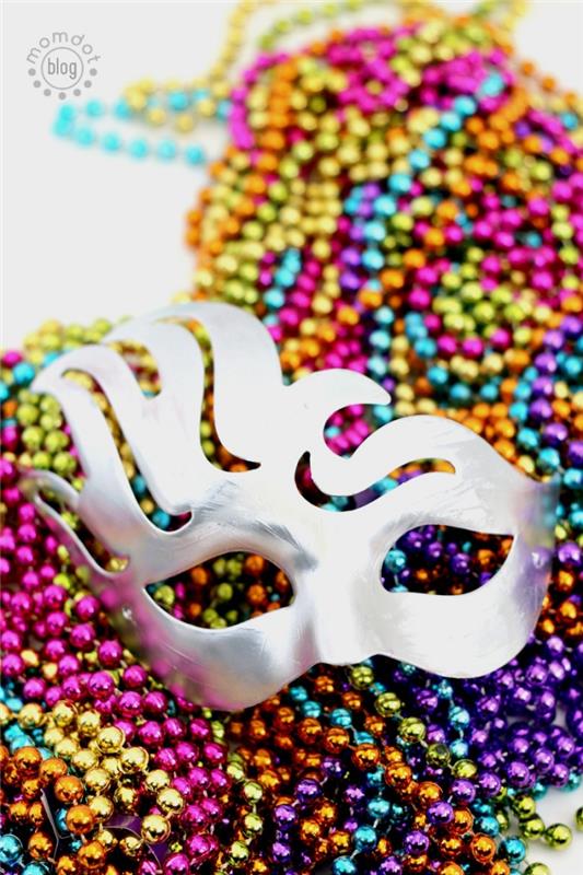 venedik karnaval maskesi, gümüş boya maskesi ve çeşitli renklerde küçük dekoratif boncuklar ile kendin yap projesi