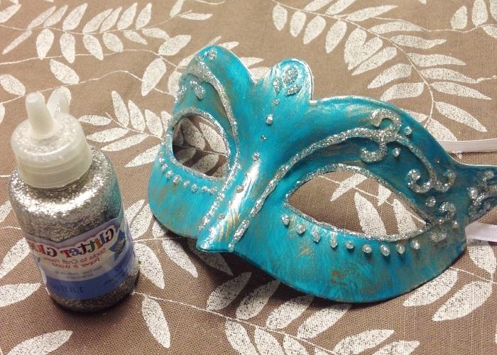 kaip pasidaryti kaukę, kaip papuošti baltą plastikinę kaukę turkio spalvos dažais ir sidabro blizgučiais