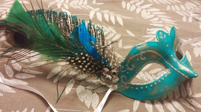 anaokulu karnaval maskesi, gümüş parıltılı dekorasyon ve tavus kuşu tüyü ile turkuaz maske deseni