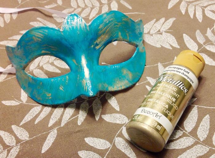 yaratıcı eğlence, altın boya dekorasyonu ile turkuaz boya ile boyanmış diy karnaval maskesi