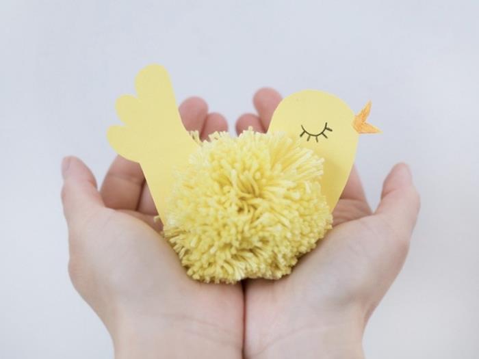çocuklar için yaratıcı proje, manuel Paskalya etkinliği, sarı kağıt ve yün ponpondan tavuk yapma