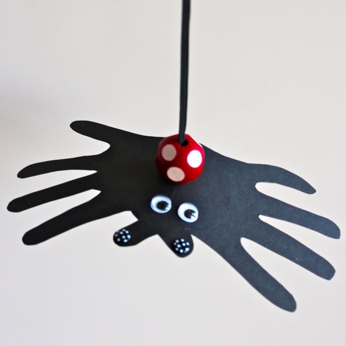 çocukları eğlendirmek için hızlı ve kolay cadılar bayramı temalı manuel aktivite fikri, zıplayan top ile kağıt el izi örümcek