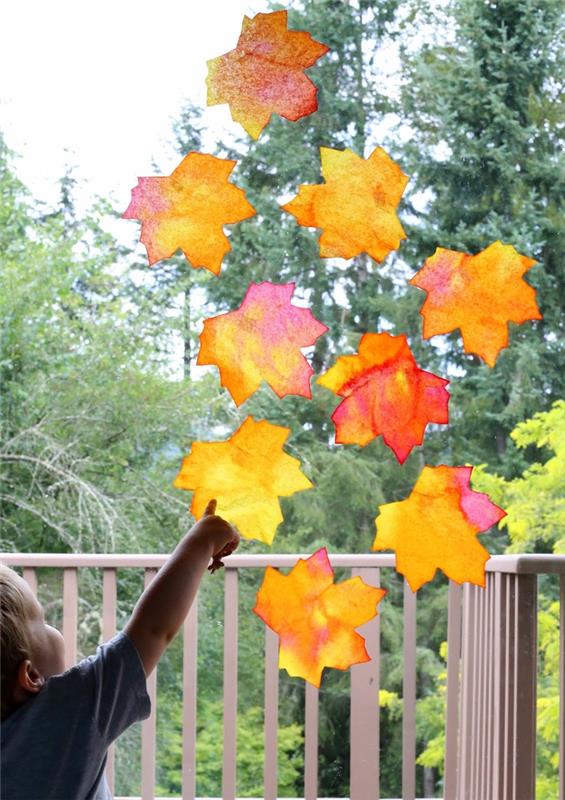 jesenska ročna dejavnost, s katero bodo otroci zasedli doma, izdelovanje lovilcev sonca v obliki listov