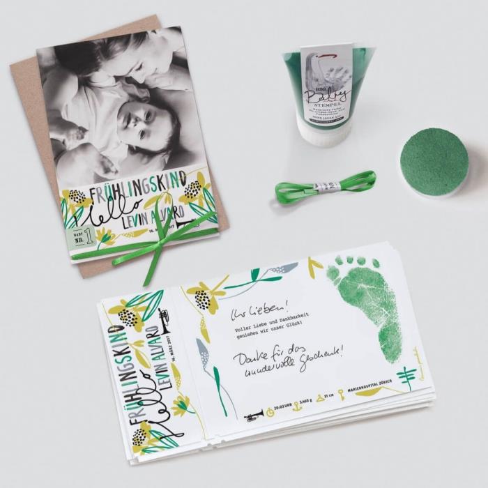 yaratıcı bir doğum duyuru kartı, çiçek tasarımlı bebek duyuru kartı şablonu ve bebek ayak izi yapın