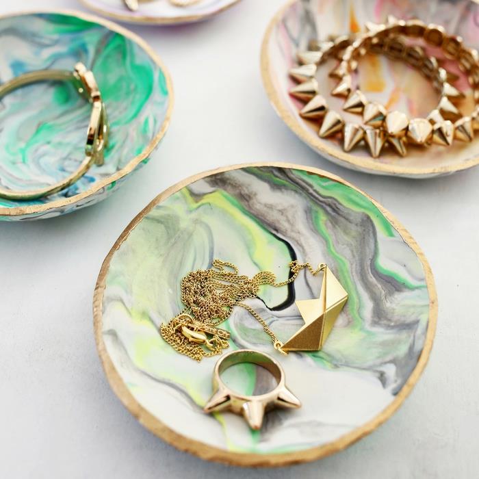 elegantno in elegantno depozit nakita iz gline z marmornim učinkom in zlato obrobo, ideja za darilo ob materinskem dnevu
