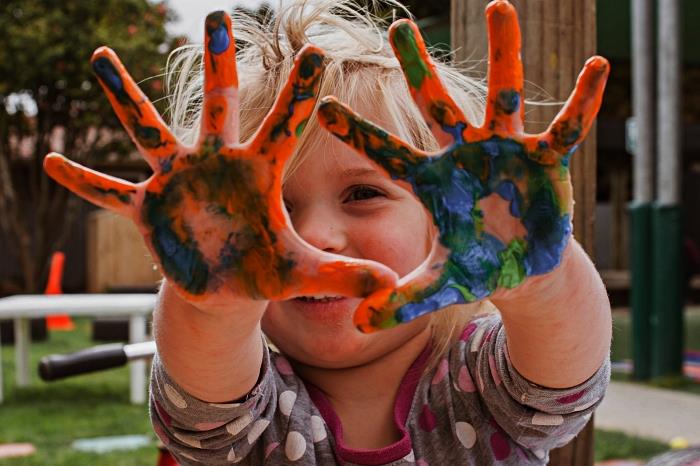 Yeni yürümeye başlayan çocuklar için kendin yap Anneler Günü, el izleriyle kişiselleştirilmiş bir hediye yapmak için ellerinizle boyayın