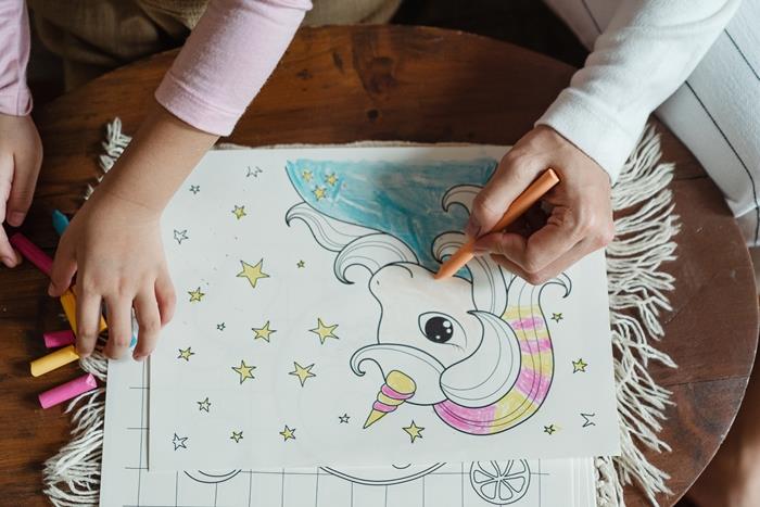 ročna dejavnost ustvarjalno preživljanje prostega časa vrtec barvanje samorog enostavni risalni svinčniki lesena miza mati in hči