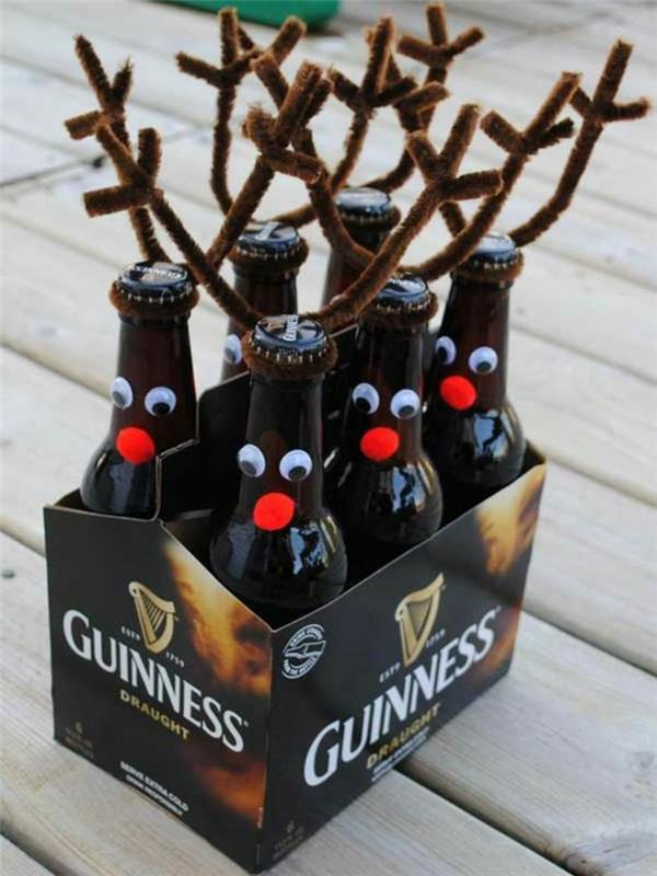 Bira şişeleri için Noel el sanatları Rudolfs geyiğine, Guinness birasına, kırmızı burunlu ponponlara dönüştü