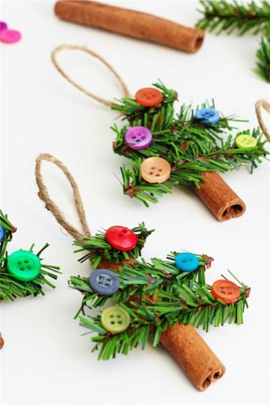 Kalėdinė puošmena pasigaminti linksmų spalvų cinamono lazdelių ir sagų, pakabinti maža virvele ant Kalėdų eglutės